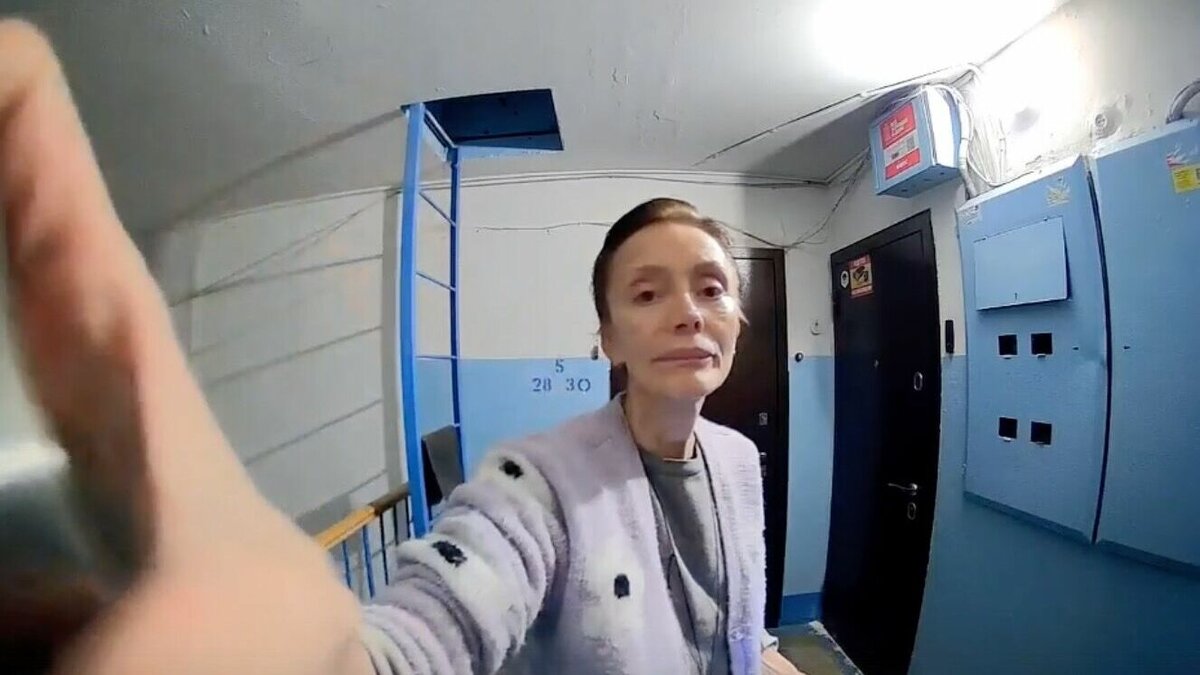     В Набережных Челнах жители дома 3/60 на ГЭС жалуются на неадекватное поведение соседки. Она разжигает костры во втором подъезде, стучит соседям по дверям молотком, а однажды облила уборщицу перцовым баллончиком. Соответствующая публикация появилась в городском сообществе во «ВКонтакте».