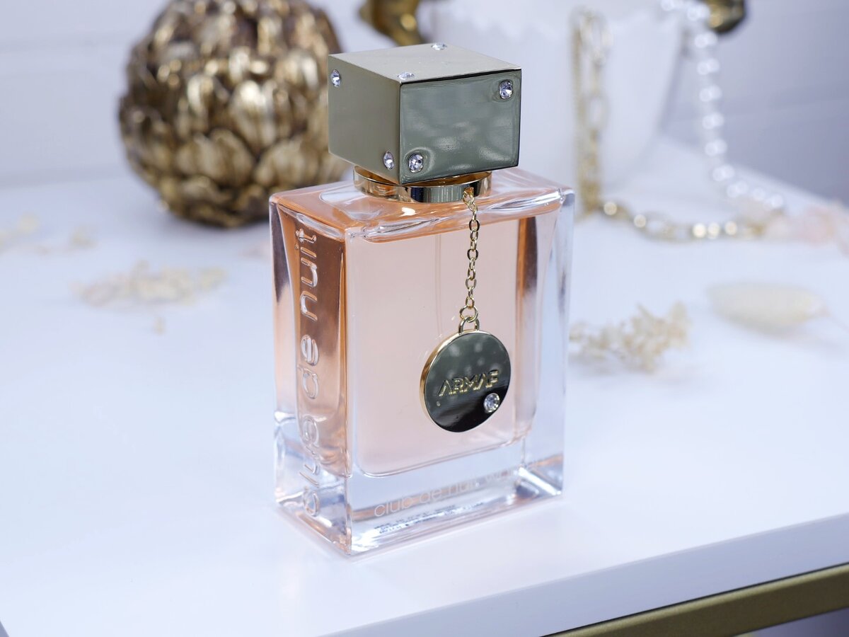 Ну очень красивый флакон. А стоит всего около 3500 за 105 мл. Сейчас подобные цены редкость для такого качества парфюма