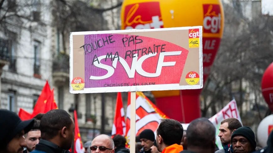 На эмблеме французского железнодорожного перевозчика SNCF надпись: "Не тронь мою пенсию!" Фото: radiofrance.fr