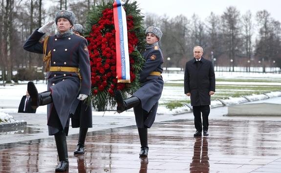    президент России Владимир Путин возлагает венок к монументу "Мать-Родина", сайт Кремля