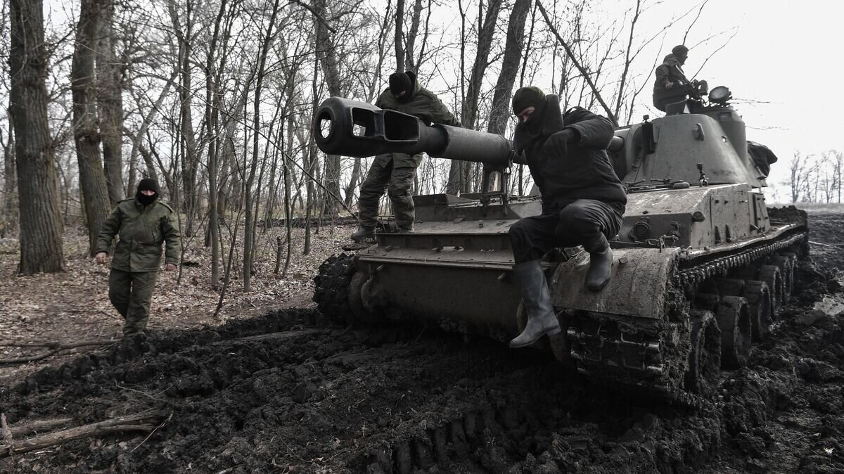    Военнослужащие МО РФ на самоходной артиллерийской установке 2СЗ "Акация" в зоне проведения СВО© РИА Новости / Константин Михальчевский