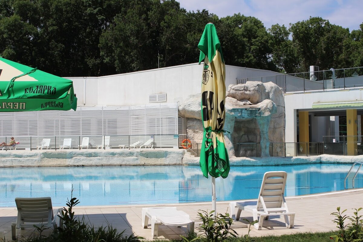 У бассейна днем. Народу в отеле было совсем немного, так что в основном все, конечно, на пляже. 