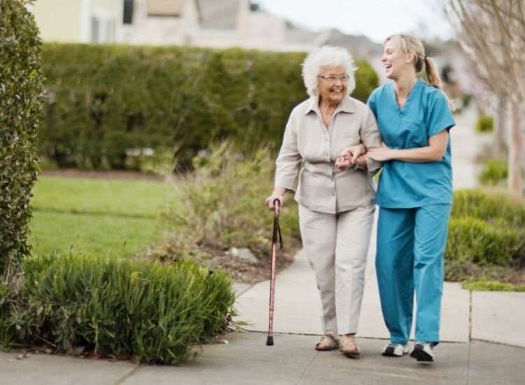 Можно ли гулять больному. Прогулки с пациентом на свежем воздухе. Гулять с пожилым. Больной на прогулке. Пенсионеры гуляют.