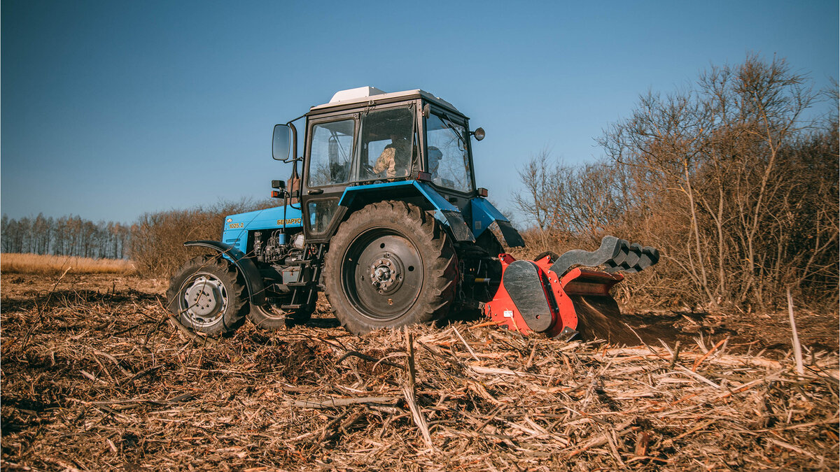 По сложившейся ещё в советские времена традиции огромная часть (до 75%) парка спецтехники в нашей стране приходится на продукцию Минского тракторного завода. После 1991 года количество используемых в нашем народном хозяйстве минских тракторов несколько сократились, но в последнее время их количество неуклонно возрастает, мало того — расширилась сфера применения белорусских машин, в частности, они активно используются коммунальными службами. Кроме того, растёт популярность использования трактора МТЗ в паре с таким оборудованием, как навесной мульчер, предназначенным для измельчения древесины, пней и кустарников. Этот вид работ наиболее востребован в сельском хозяйстве для подготовки полей, для расчистки лесосек и полос отвода ЛЭП и различных трубопроводов, обслуживания автодорог и проч.