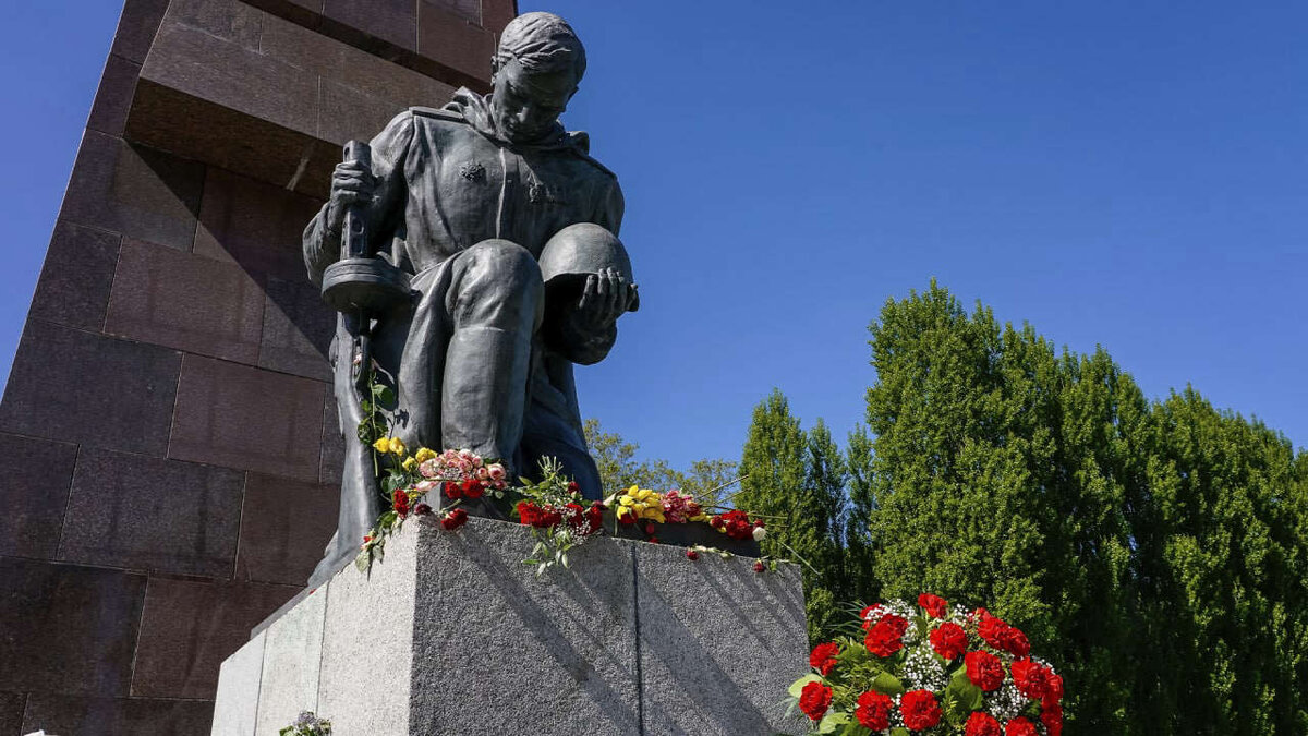 Снос памятника советскому солдату. Памятник воину освободителю в Литве. Литва памятники советским воинам-освободителям. Литва вандалы памятники советским воинам. Монумент Украина освободителям.