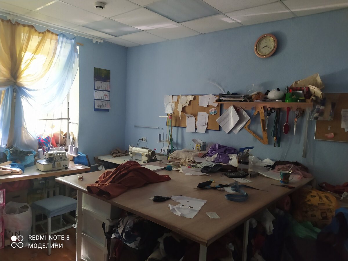 Темень, хоть глаз коли. У нас восточные окна, и высокие деревья под окнами. Поэтому у нас темно всегда
