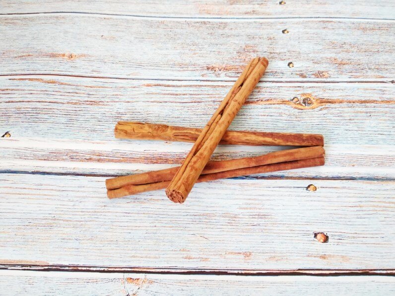 Можно положить в готовый кофе палочку корицы и дать немного настояться