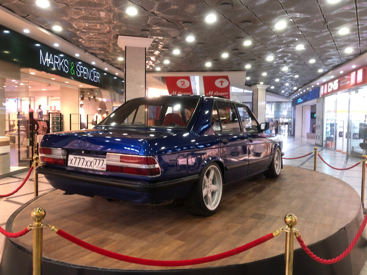 Без значка, я даже не сразу понял, что это BMW, а я фанат марки. Мне очень неловко.