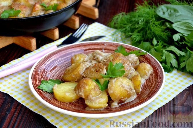 картофель молодой, шампиньоны, молоко, сыр твёрдый, сыр копчёный, мука, масло оливковое, масло сливочное, перец чёрный молотый, хмели-сунели, кориандр молотый, соль, зелень петрушки