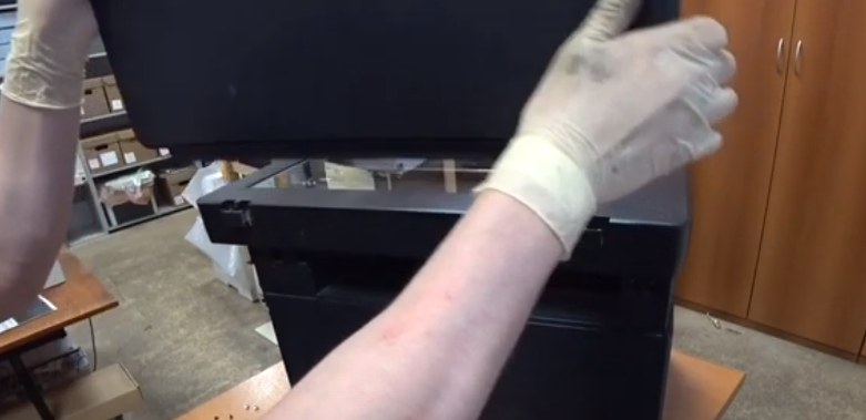 Снимаем крышку. Для этого поднимаем ее под прямым углом и снимаем крышку вверх.