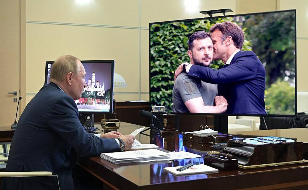 ПУТИН В РОЛИ НАБЛЮДАТЕЛЯ ?