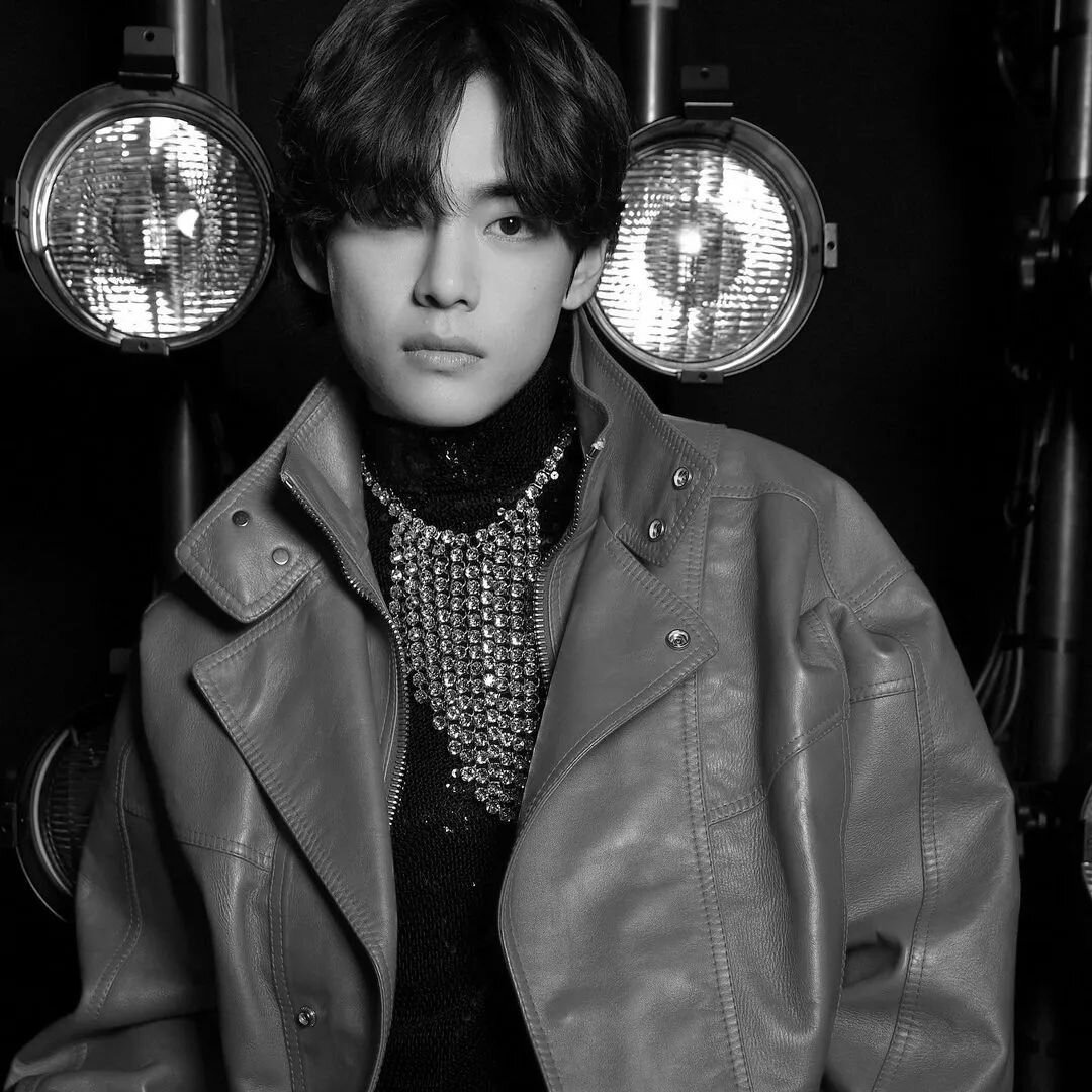 Ви из бтс 2023. Kim taehyung 2023. Тэхён 2023. Тэхен бтс 2023. Тэхен селин.