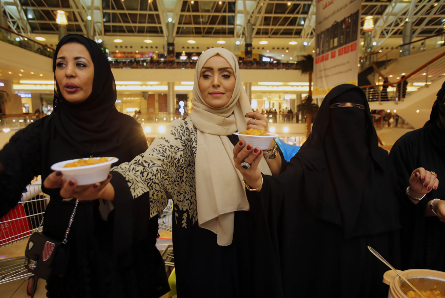 Вакансии в саудовской аравии. Аль-Ула Саудовская Аравия женщины. Женская одежда в Саудовской Аравии. Одежда женщин в Саудовской Аравии.