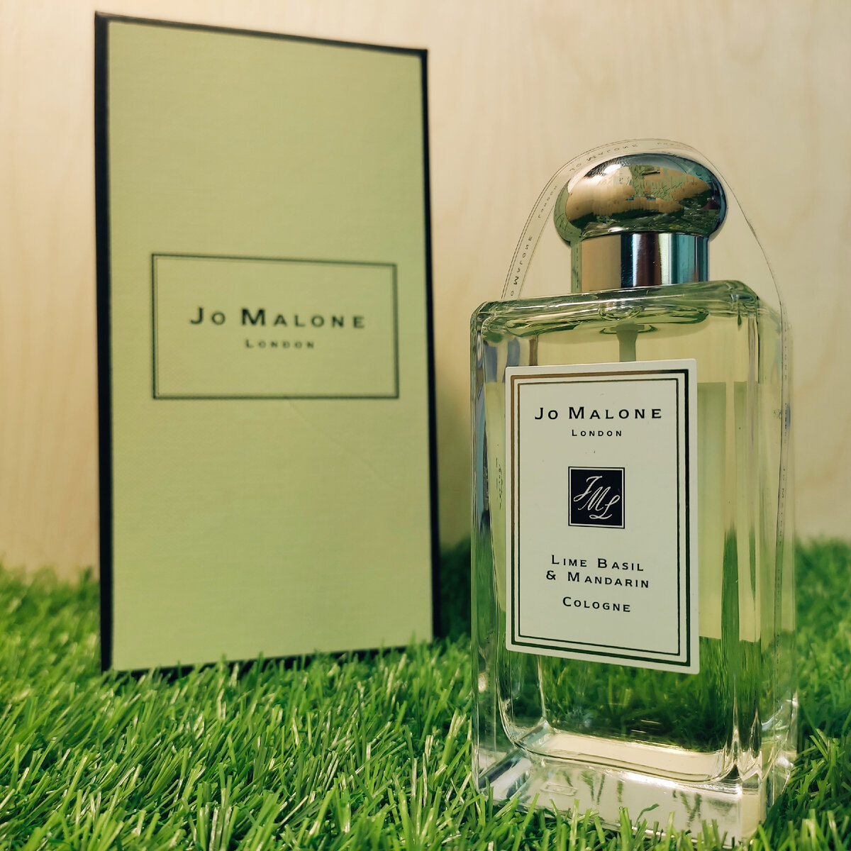 Ноты: Лайм, Грейпфрут, Бергамот, Базилик, Чабрец, Сирень, Ирис, Ветивер, Пачули. 

