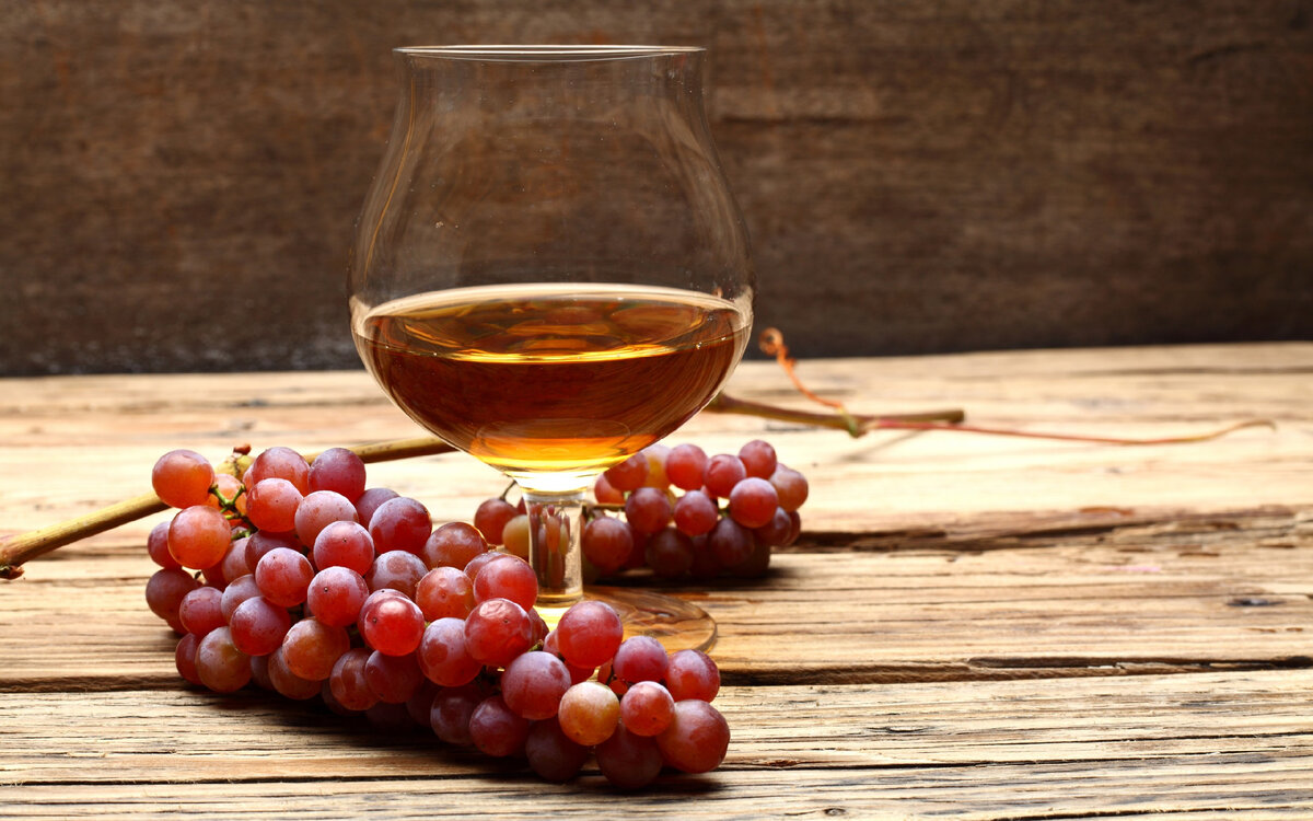 Коньяк (с) wallbox.ru/food/grapes-table-glass-alcohol-cognac-bunch-w140888/download
