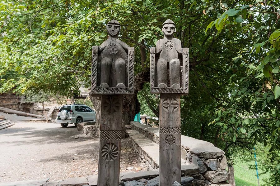 Местные идолы/ © П. Морковкин, story.tutu.ru