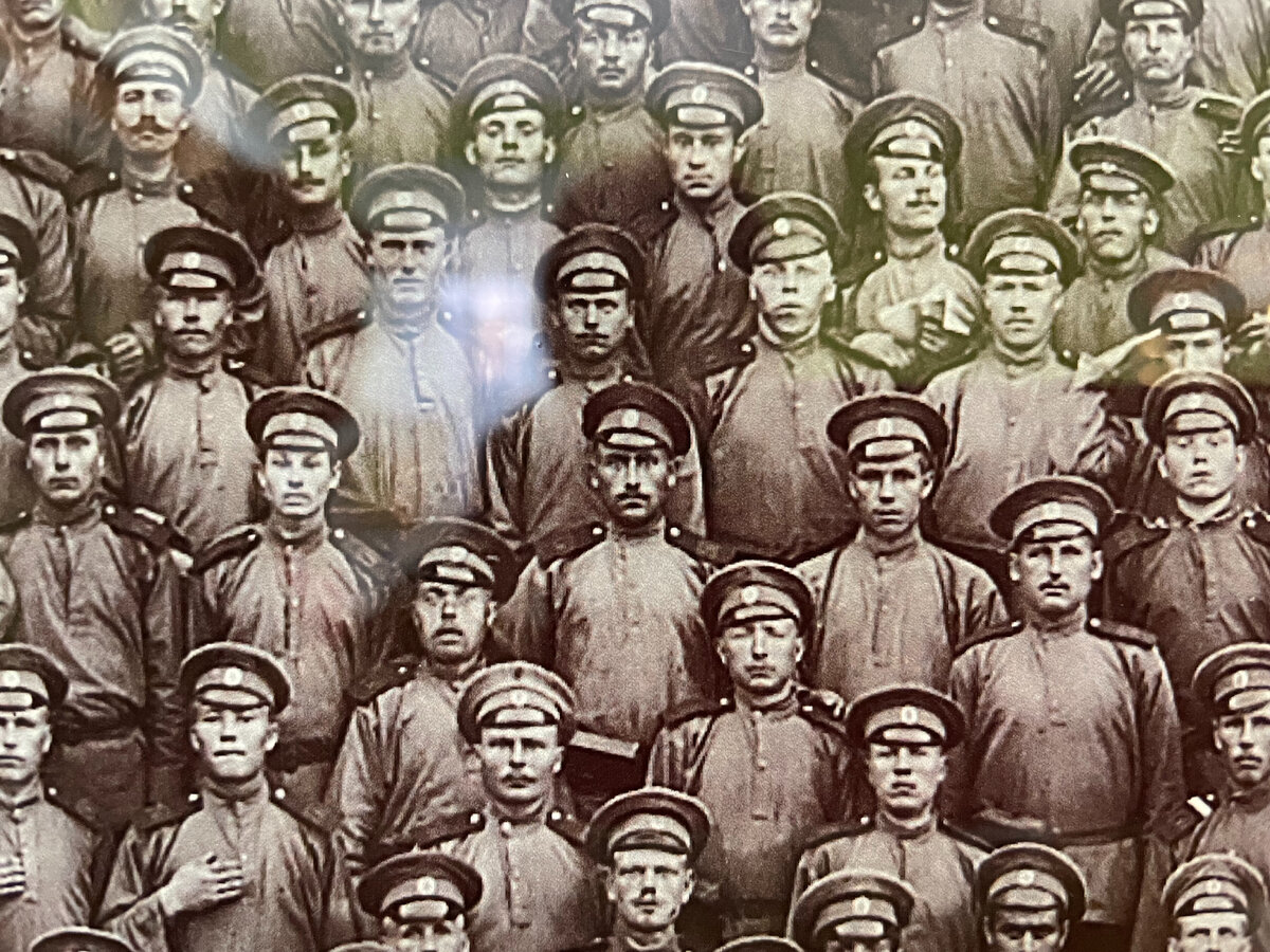 Разглядывать лица солдат и гадать об их судьбах можно до бесконечности. Недаром у этого экспоната почти постоянно посетитетли. 