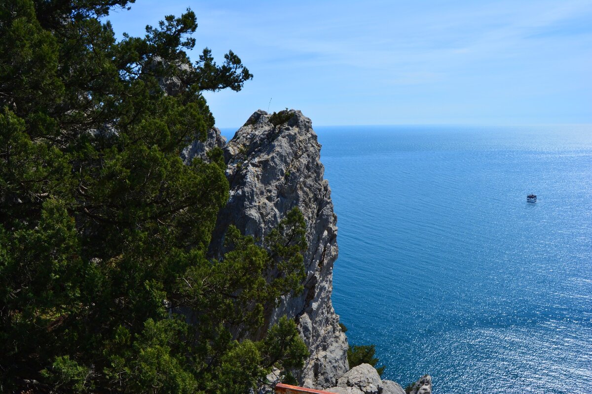 Вид со скалы на море 