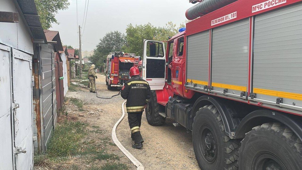    В Ростове очередной ландшафтный пожар охватил полторы тысячи квадратных метров. Фото: ГУ МЧС по РО.