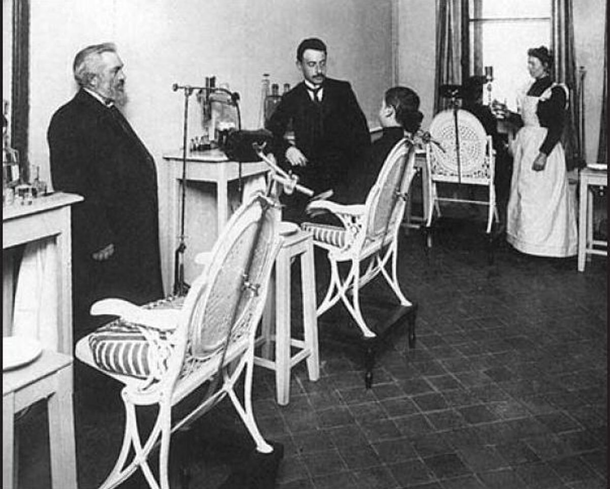 Больница 19 века российской империи. Стоматология в прошлом. Медицинские эксперименты над людьми. Психиатрическая больница 1900 америка. Старинное лечение.