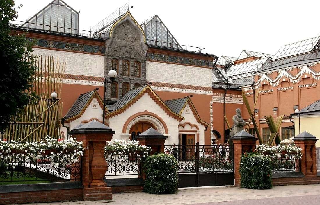 The tretyakov gallery. Третьяковка Москва. Государственная Третьяковская галерея Якиманка. Третьяковская галерея стиль. Здание Третьяковской галереи стиль.
