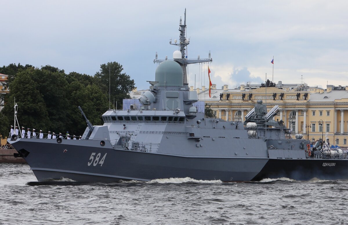     Малый ракетный корабль «Одинцово» проекта 22800 на Главном военно-морском параде в День ВМФ в Санкт-Петербурге / РИА Новости / Михаил Киреев