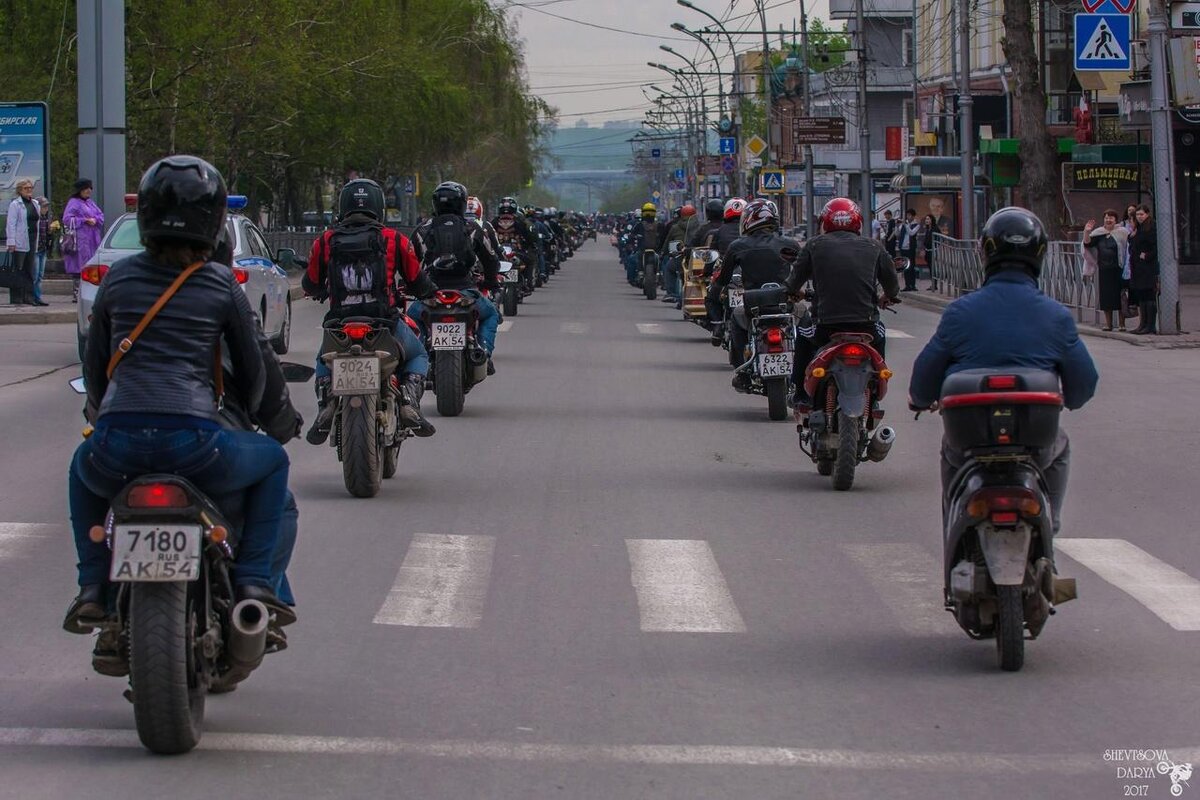 Колонна мотоциклистов