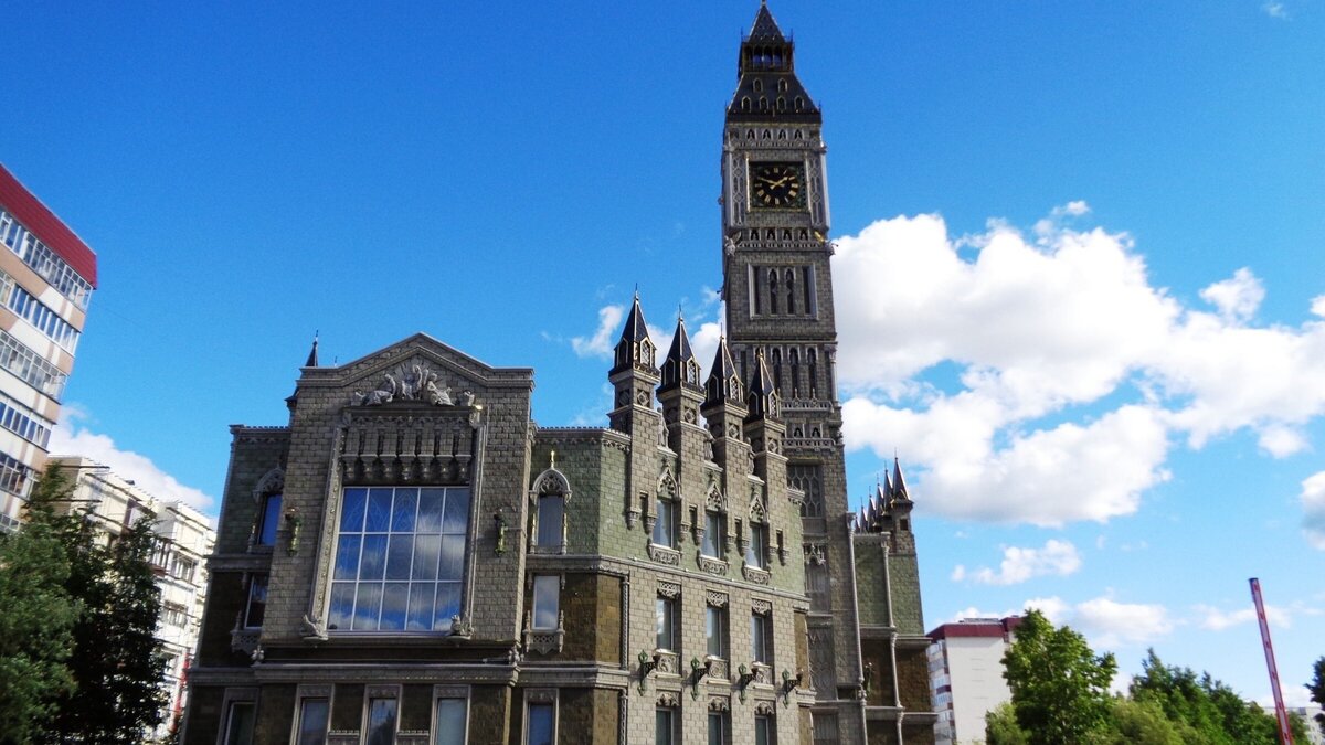     В здании Сургутского Биг-Бена находится школа изучения иностранных языков.