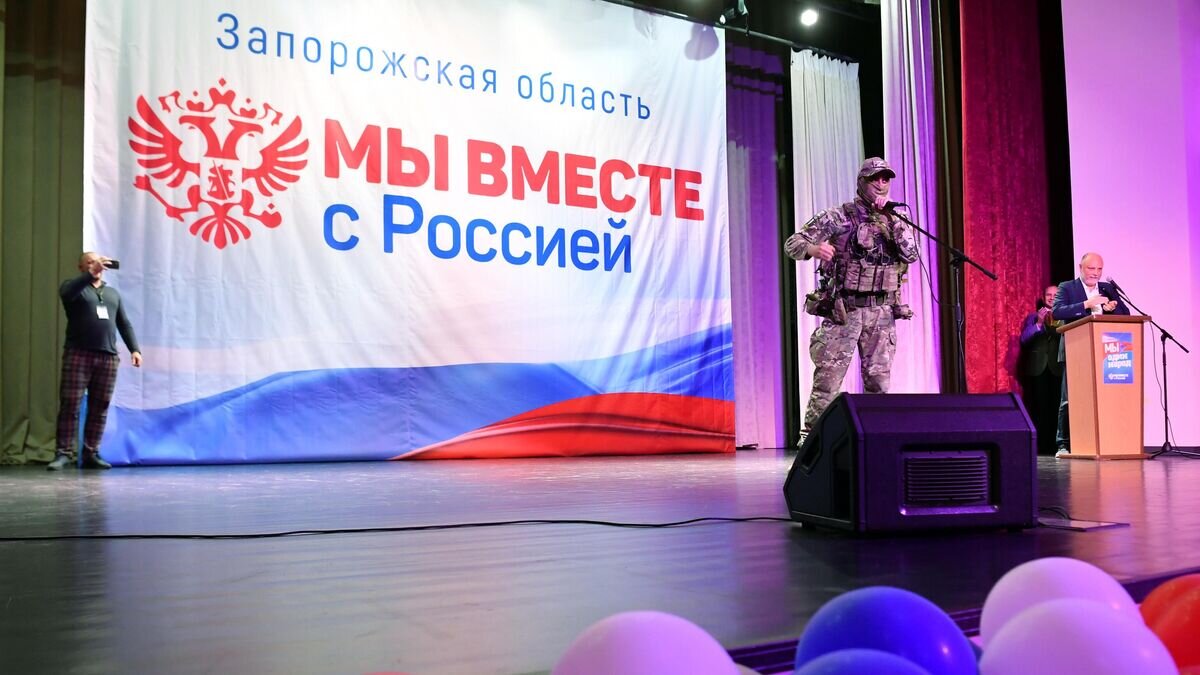    Военнослужащий ВС РФ выступает перед жителями Запорожья во время общенародного съезда по вопросу проведения референдума о вступлении в Россию в ДК Железнодорожников в Мелитополе© РИА Новости