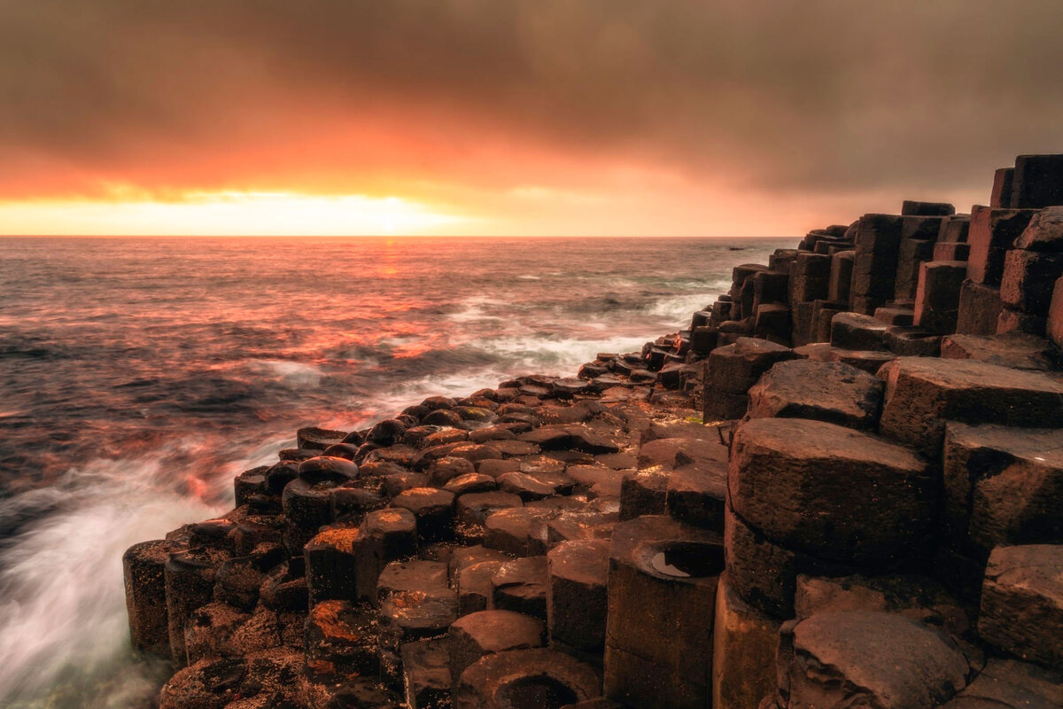 Огромные потоки лавы выходили на поверхность и быстро застывали, оставляя за собой гигантские базальтовые вертикальные колонны