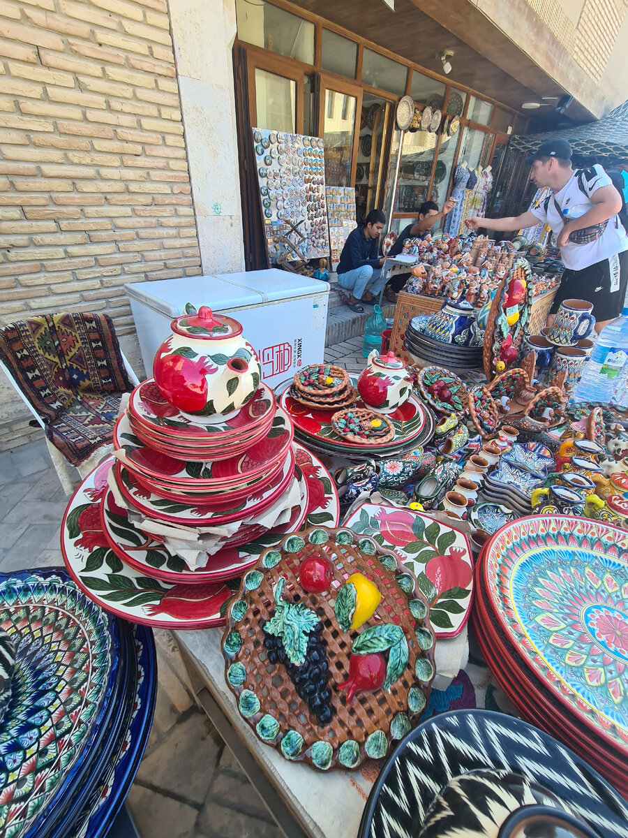 Чайные наборы и посуда разных размеров и расцветки