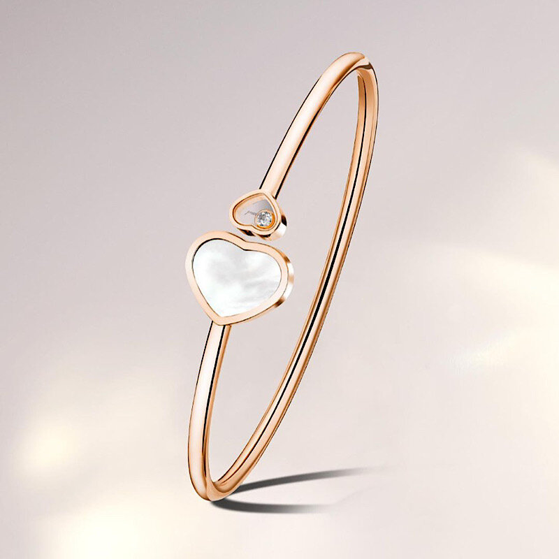 На фото: браслет Chopard Happy Diamonds из розового золота с бриллиантами и перламутром 