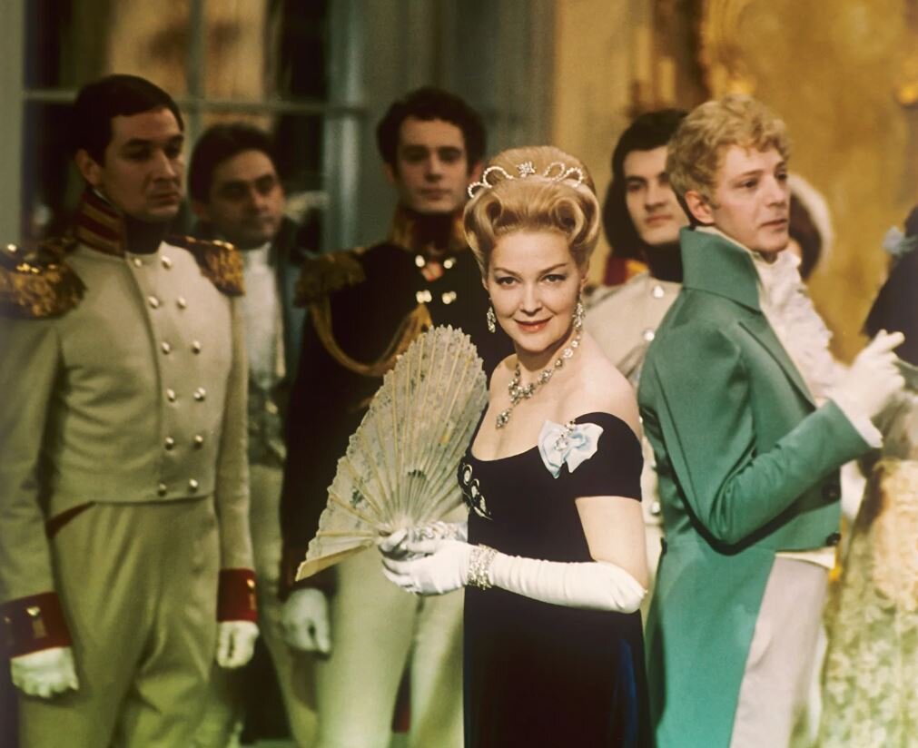 Кадр из фильма "Война и мир" (1965). Ирина Скобцева в роли Элен Курагиной