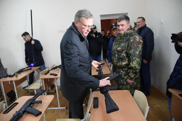    Александр Бурков на открытии смены по военно-патриотический подготовке юных омичей. Фото: правительство Омской области