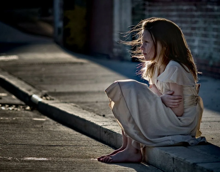 В детстве  люди со схемой Брошенности/Покинутости, возможно, испытали развод или смерть родителей.