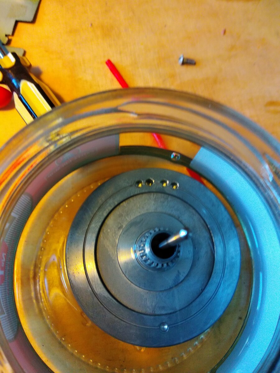 Кассетная дека Яуза-221-1С. Маховик, отмокает в уайт-спирите.