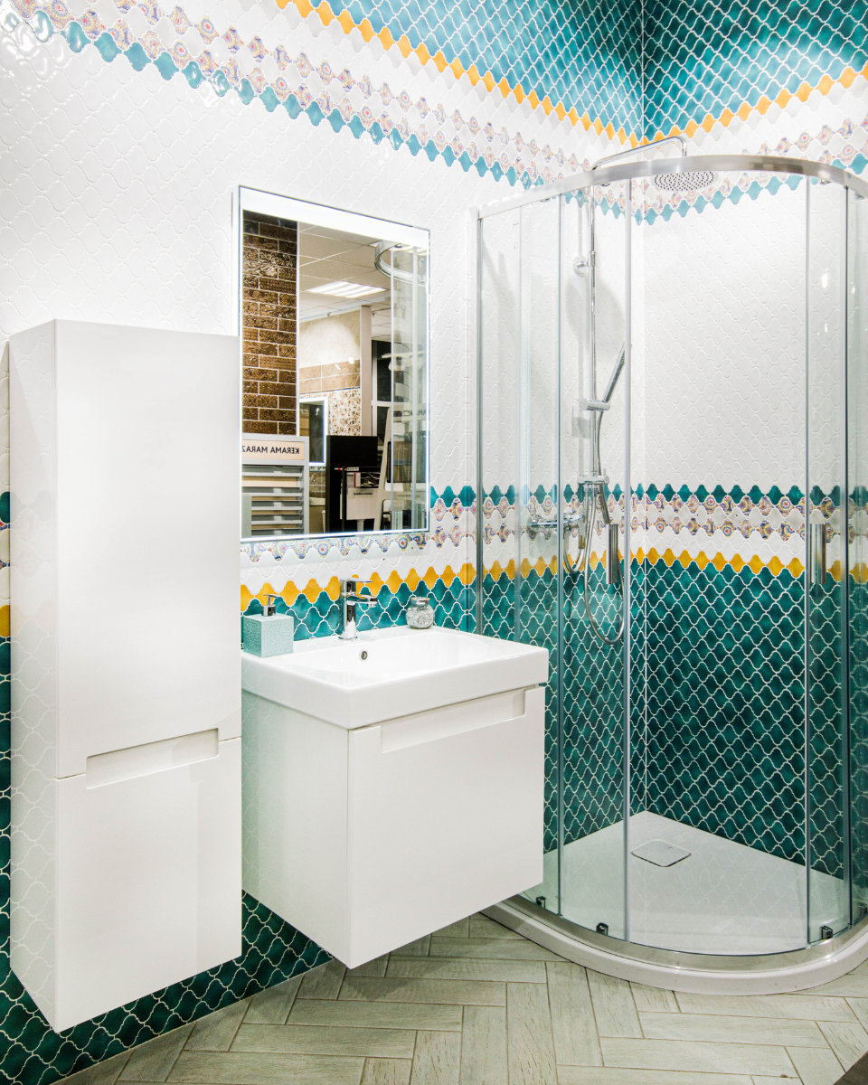 Оформление от KERAMA MARAZZI: стены - керамическая плитка "Арабески", пол - керамическое дерево. Мебель для ванной и раковина Cubo 