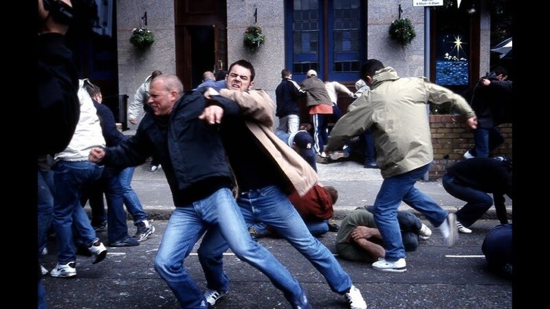 Что случится с жизнью на нашей планете, если пропадет электричество? Какой хаос начнется в мире? Как быстро опустеют города? Насколько кардинально изменится быт? К какой катастрофе в итоге может привести исчезновение всего лишь одного, но такого важного для современного постиндустриального общества, явления — электричества? А что произойдет, если исчезнет всего лишь одна из философских дисциплин — этика? Последствия ее исчезновения будут гораздо страшнее. Потому что без этики существование человеческого развивающегося социума невозможно.

Если исчезнет электричество…
Глобальное отключение электроэнергии, да еще и навсегда, сложно представить. И вероятность этого крайне ничтожна. Но в теории такое возможно. Например, при возникновении невероятно мощной и продолжительной геомагнитной бури, из-за которой в результате пропадет все электропитание. Или в случае электромагнитных импульсов от взрыва ядерных бомб. Правда, стоит уточнить, что при последнем сценарии, это станет меньшей из проблем человечества.

И все таки: сможет ли человеческое общество существовать без электричества? Да, такое возможно. Сначала мир погрузится в хаос. Особенно тяжело придется населению городов, в которых очень быстро закончится питьевая вода, продукты питания. Начнутся беспорядки, мародерство. В городах станет опасно оставаться. Люди будут их покидать и селиться в сельской местности. Погибнут очень многие. Из-за того, что не смогут быстро адаптироваться к новым условиям, из-за отсутствия прежней медицины, из-за нехватки ресурсов. Но, в конечном итоге, если они объединятся, то сумеют воссоздать общество, которое будет жить уже без использования электроэнергии. Займутся земледелием, начнут разводить скот. Научатся применять уже имеющиеся у них знания в новых реалиях.

Есть масса примеров того, что люди могли и смогут жить в социуме, не пользуясь благами, без которых, человек из постиндустриального мира не представляет своего существования. Большую часть своей истории человечество развивалось без электричества. До сих пор на нашей планете встречаются целые общины живущие без него. К ним относятся: дикие племена, удаленные от цивилизации; кочевые народы севера; люди, сознательно сделавшие свой выбор отказавшись от его использования, построив свои поселения вдали от современных городов. Миллионы людей в Индии, в африканских странах, занимаясь земледелием и скотоводством живут без электроэнергии.
Конечно, общество не будет стремительно развиваться, даже рискует остановиться в развитии, но вполне сможет адаптироваться и мирно существовать.

Если исчезнет этика…
А что теоретически может произойти с миром, если в нем не останется места для этики? Для ее эволюции? Крах — неминуем. Мир ждет погружение в анархию и хаос. Последствия окажутся гораздо страшнее, чем от исчезновения электричества. Скорее всего, это будет медленный процесс. Но в результате он приведет к полной деградации человечества и отдельного человека как личности.

Если каждый начнет вести себя так, как хочет, не считаясь с другими, руководствуясь только своими желаниями и возможностями, забыв про моральные ценности и про «золотое правило» этики: поступайте с другими так, как бы хотели, чтобы они поступали с вами (приблизительная формулировка) — этики не станет. Или исказится само ее понятие. Как, например, это было в нацистской Германии, у которой существовала своя этика, не имеющая ничего общего с гуманистическими моральными установками, принятыми на тот момент в большинстве развитых стран.

Совершая преступления против человечности, нацисты считали, что не делают ничего плохого, действуют ради интересов своей нации и мира в целом, истребляя «низшие» формы жизни. При этом они не отказались от всех гуманистических ценностей. Конечно же, прежде всего по отношению к нордической расе. Например, таких, как: благотворительность, уважение к человеческому достоинству, принцип «на добро нужно отвечать добром» и др.

Нацистская идеология погубила жизни миллионов ни в чем не повинных людей: мужчин, женщин и детей. В фашистской Германии ставились ужасные эксперименты и опыты над заключенными. Миллионы человеческих судеб были разрушены из-за искажения этических норм.

А что произошло бы, если бы подобное случилось во всем мире? Или если бы этику не просто исковеркали, а полностью уничтожили? Произошла бы катастрофа, из которой человечеству было бы крайне сложно выбраться. Царила бы жестокость, общепринятые законы перестали бы действовать, сильный стал бы обижать слабого.



Без электричества, у людей есть шанс выжить и воссоздать общество, при условии, что они не забудут про гуманистические моральные установки и будут ими руководствоваться. А без этики, работы над ее сохранением и развитием, или в случае ее искажения, шансов на мирное существование человечества ничтожно мало. Ей стоит уделять большое значение, заниматься изучением, развитием и оберегать нравственно-этические ценности.