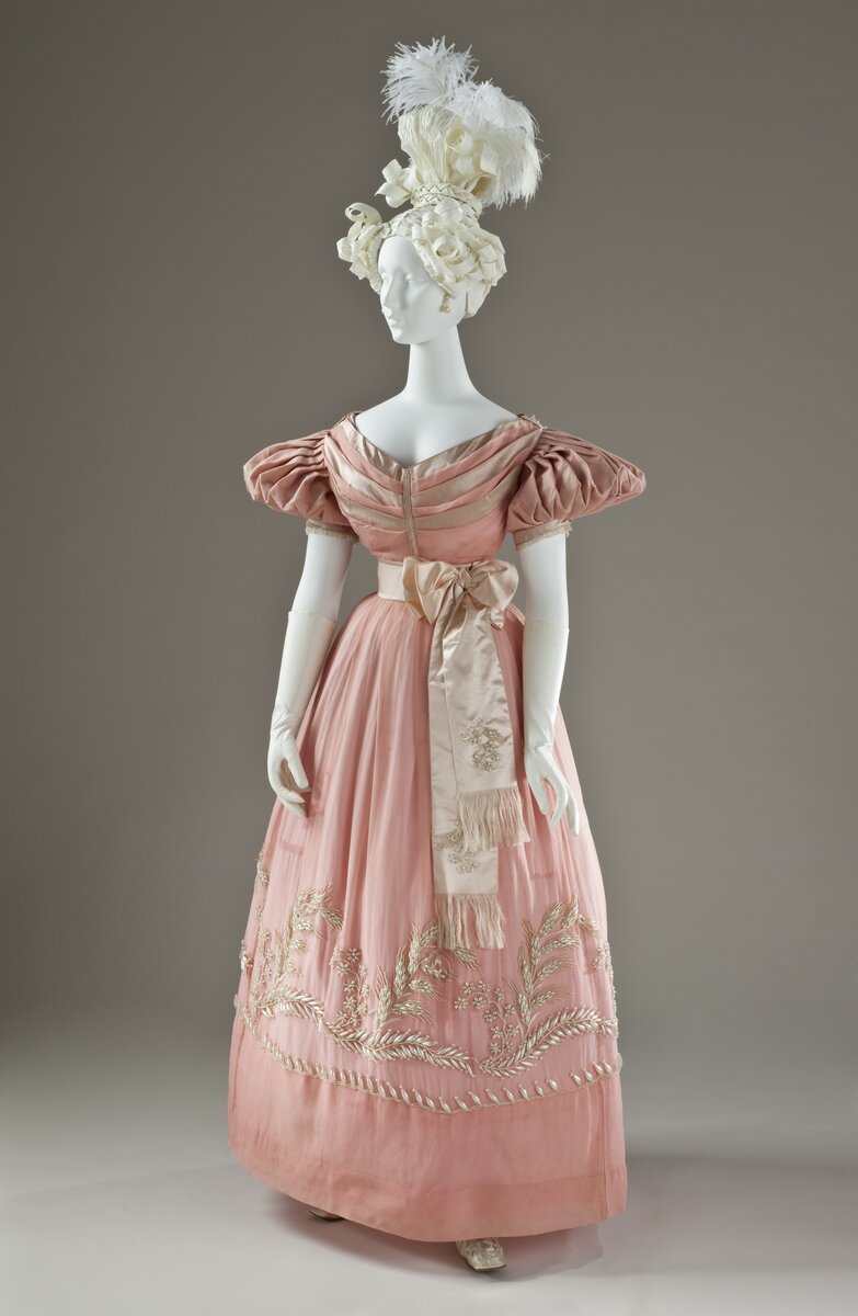 Бальное платье ,около 1830 год. Вид спереди. 