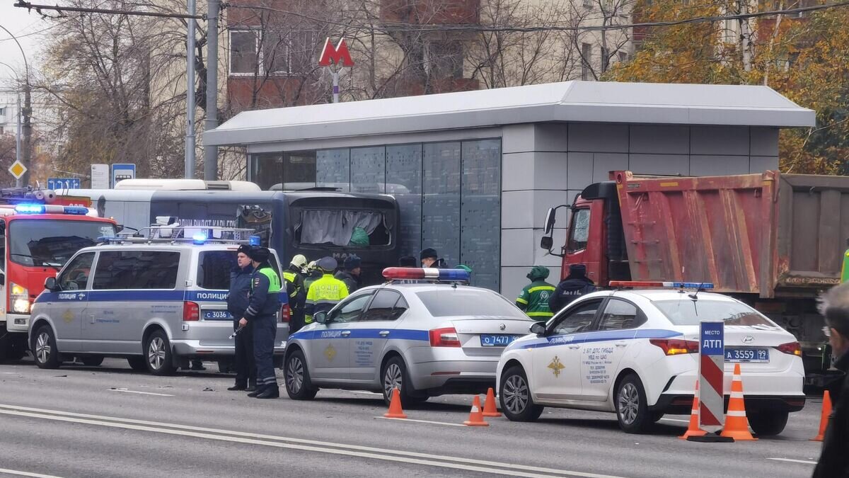    Полицейские на месте ДТП с участием грузовика, такси и автобуса на улице 1905 года в Москве© АГН "Москва" / Мобильный репортер