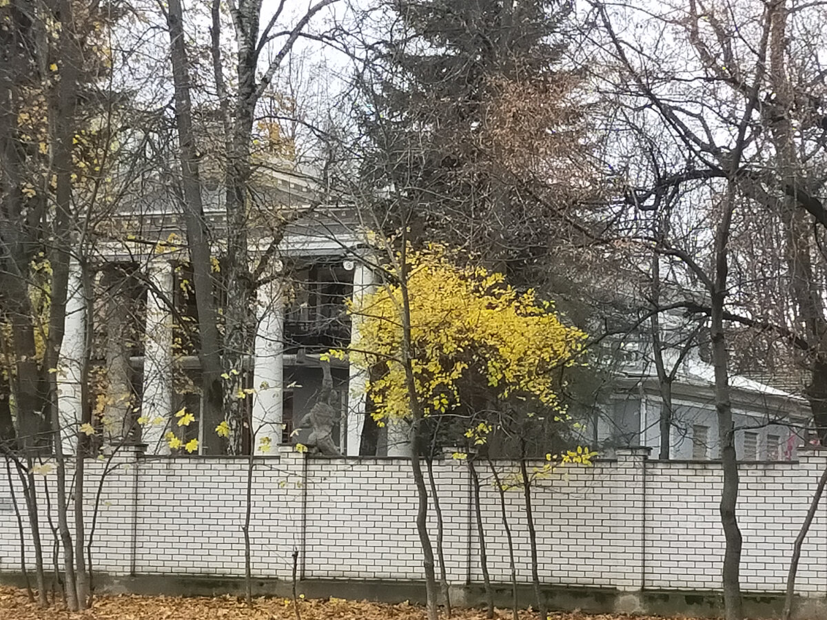 Соломенной сторожки 12 метро. ТСЖ соломенная сторожка. Соломенная сторожка сквер. Соломенная сторожка Москва. Орджоникидзе домик скульптора
