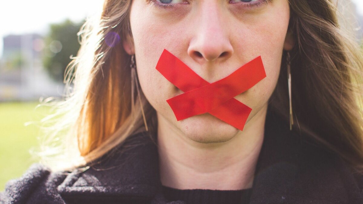     Запрет коснется не только чиновников, но учителей и журналистов.