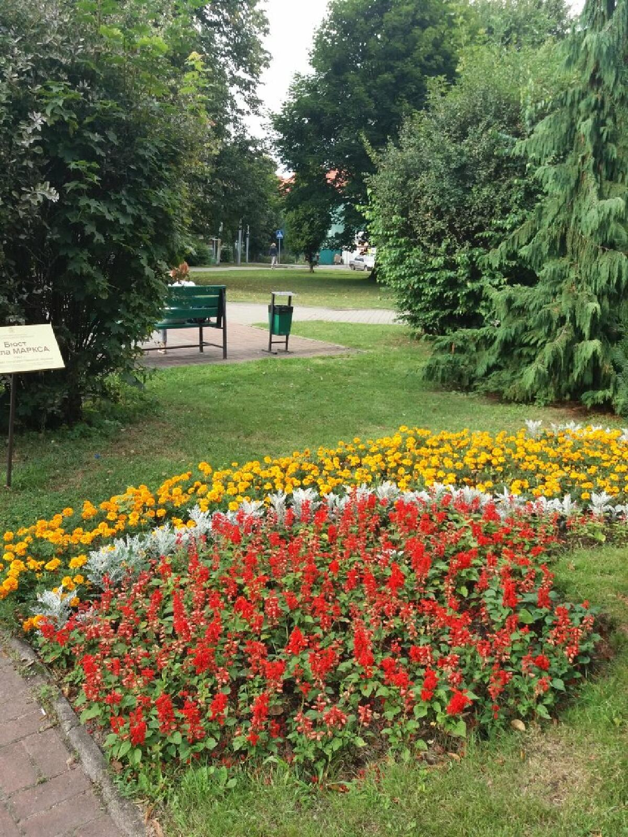 Скверик около музыкального театра. Ранее был кинотеатр "Октябрь" в советское время.