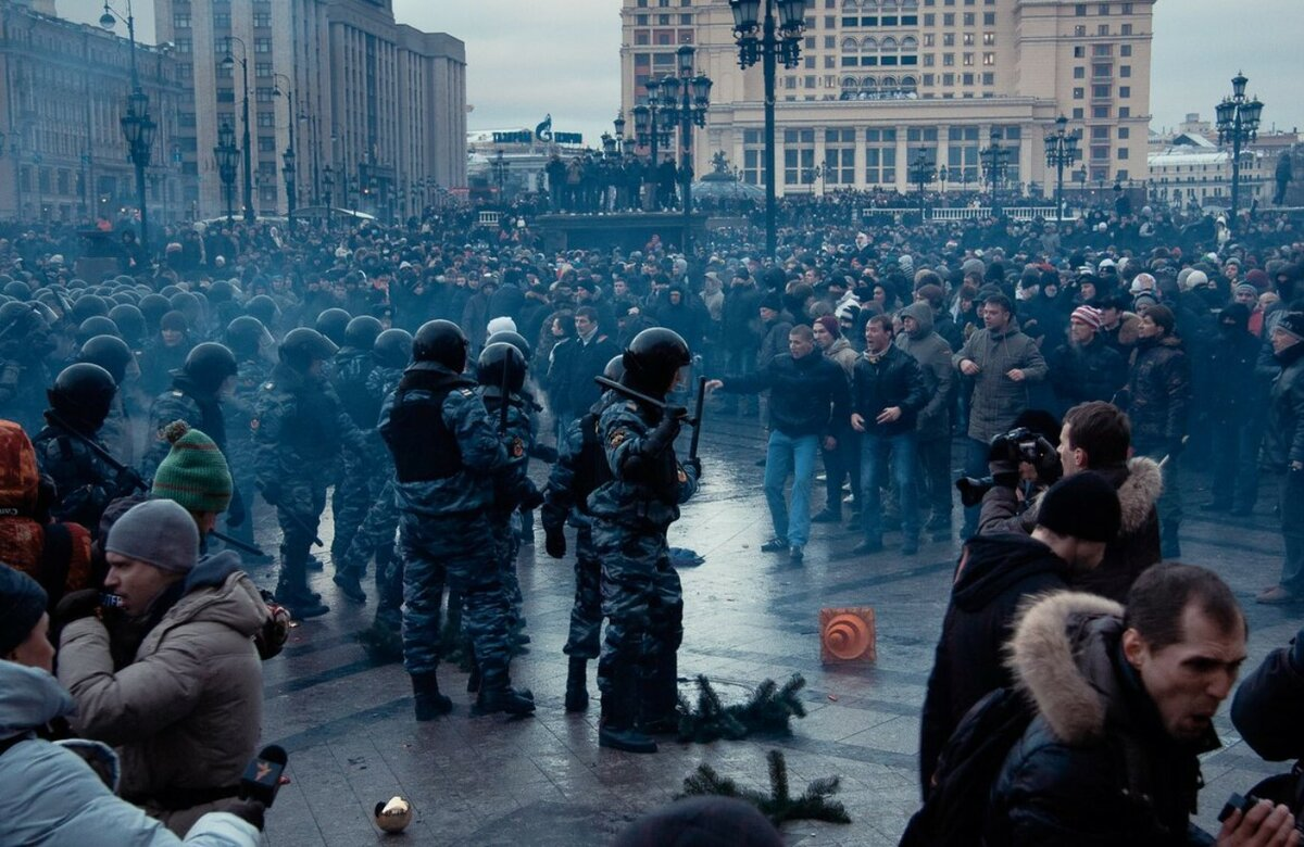 Митинг беспорядки. 11 Декабря 2010 Манежная площадь. 11.12.2010 Манежная площадь. Беспорядки на Манежной площади 2010. Манежная площадь Москва беспорядки 2010.