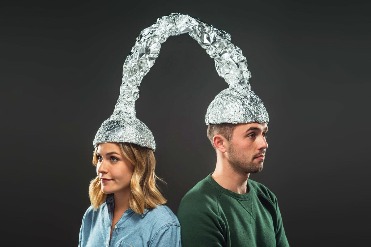 Алюминиевая шапочка. Акция шапка на сайт. Шапка с помпоном. День родных языков 21 февраля презентация. Шлем из фольги.