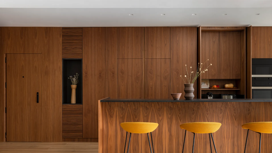 Пространство кухни в тёмных тонах