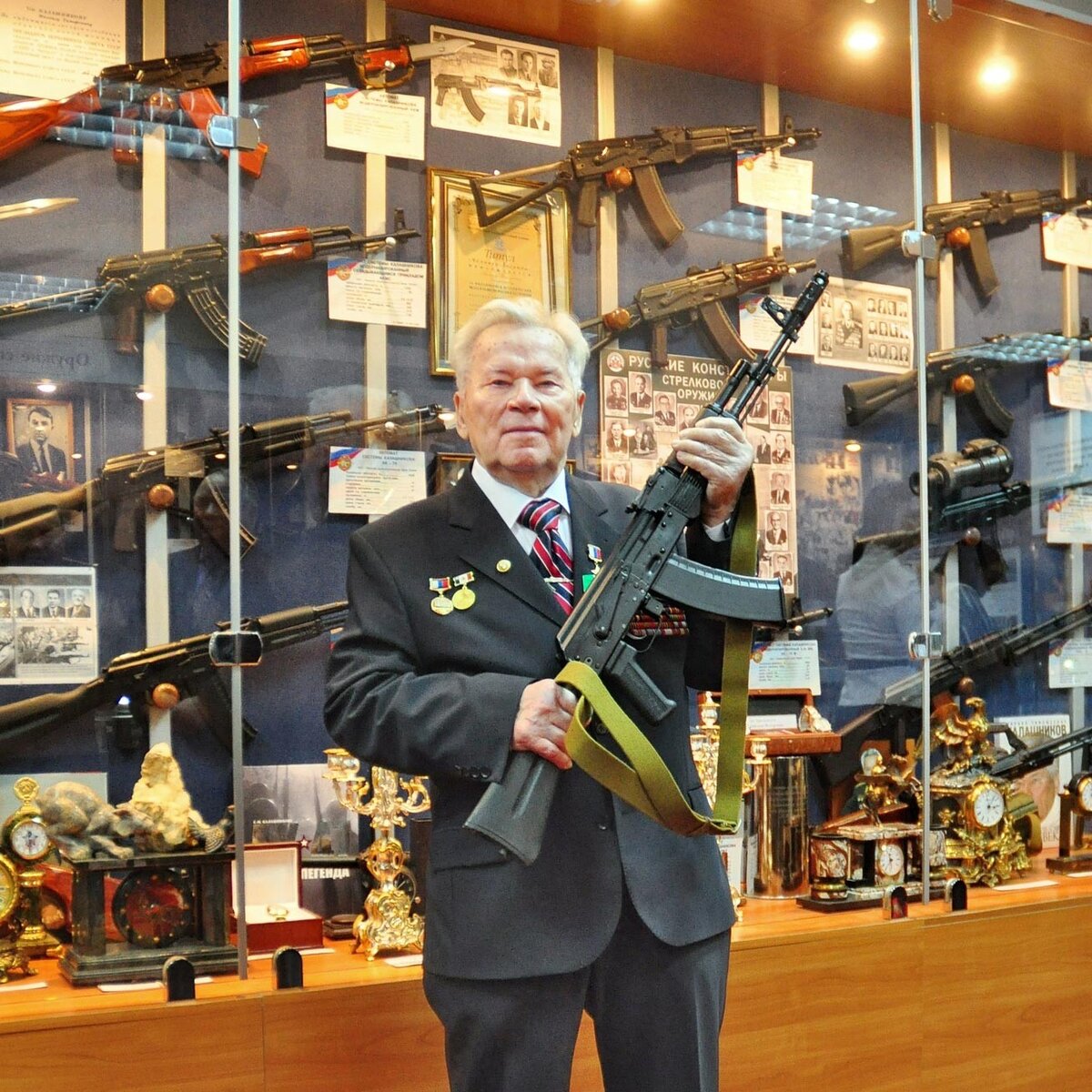 Михаил Тимофеевич Калашников