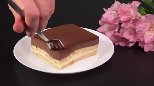 Шоколадный десерт в стакане с печеньем