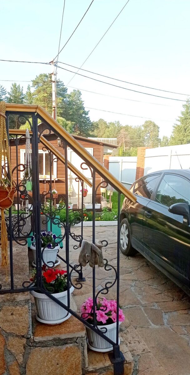 Место для машин и баня, ,снесли сарай, перекрасили, сделали летний дом и разбила клумбу с цветами. Работы хватало каждое лето