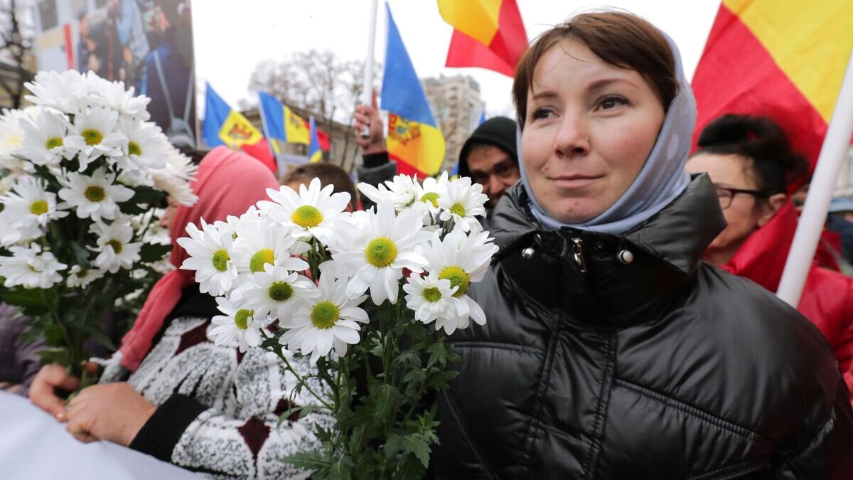    Участники акции протеста оппозиции, обвиняющие действующую власть в неспособности справиться с кризисом в Молдавии, на одной из улиц Кишинева© РИА Новости / Родион Прока